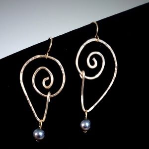 🌺3/$35 14kt Gold Plated Shell With Pearl Earrings